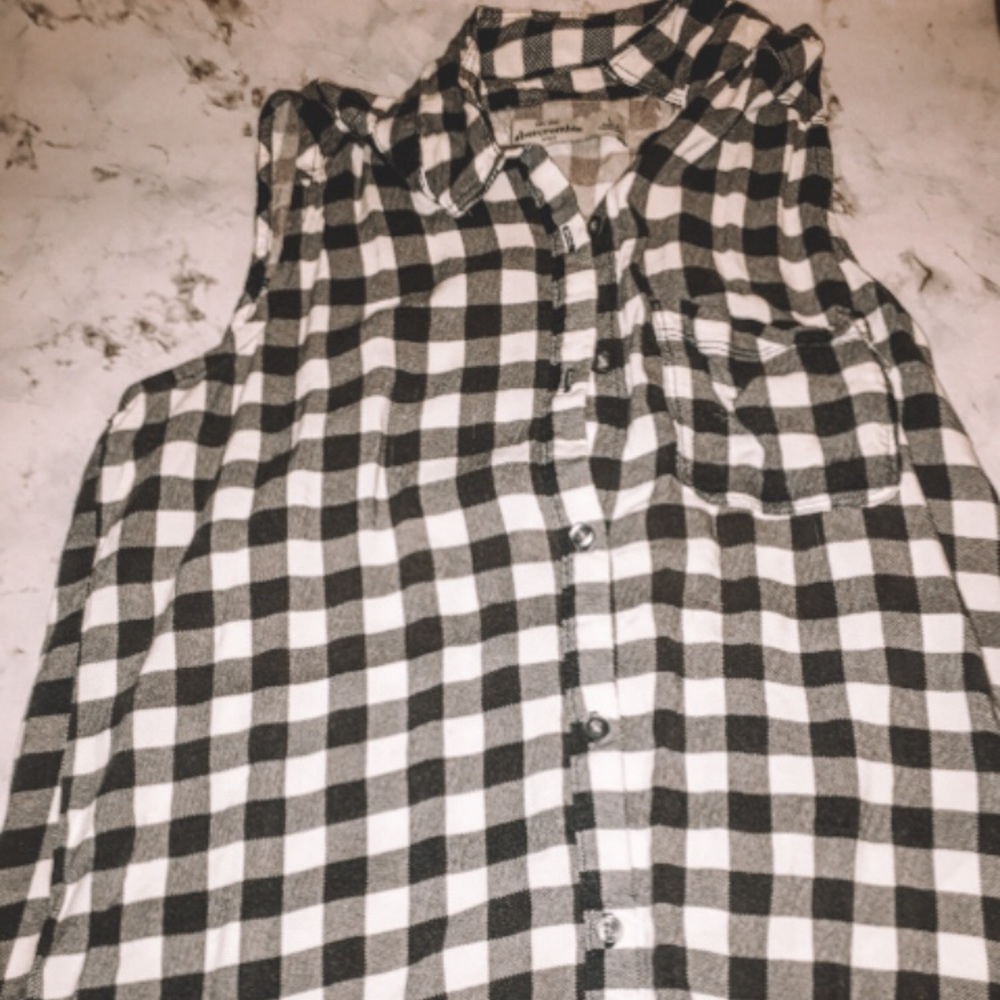 A sleeved-less button down 🌷🌷